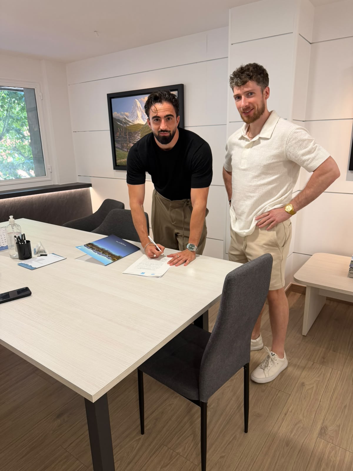 Francesc Bueno firmando su operación con Ferran