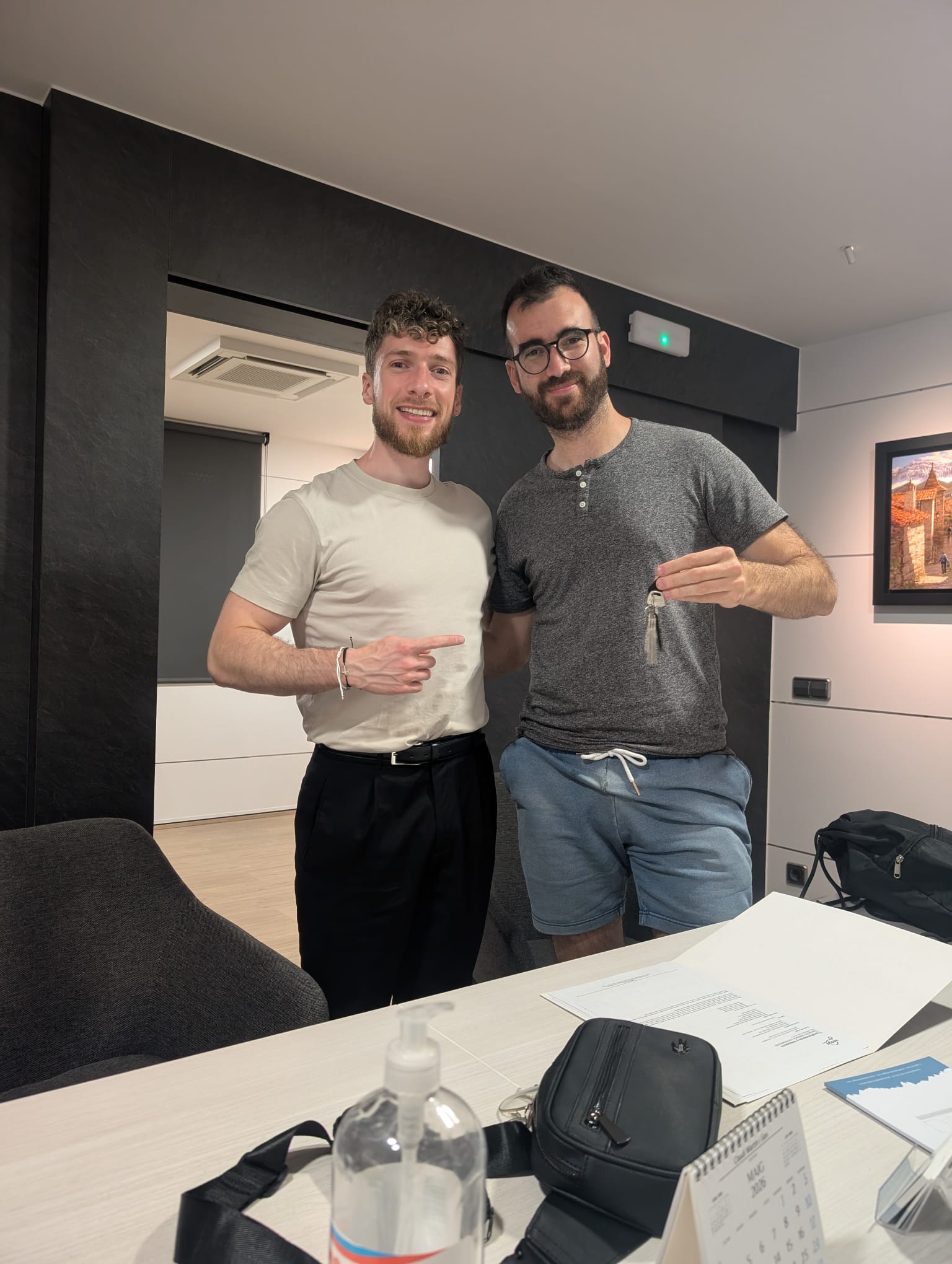 Àlex Martínez recibiendo las llaves con Ferran