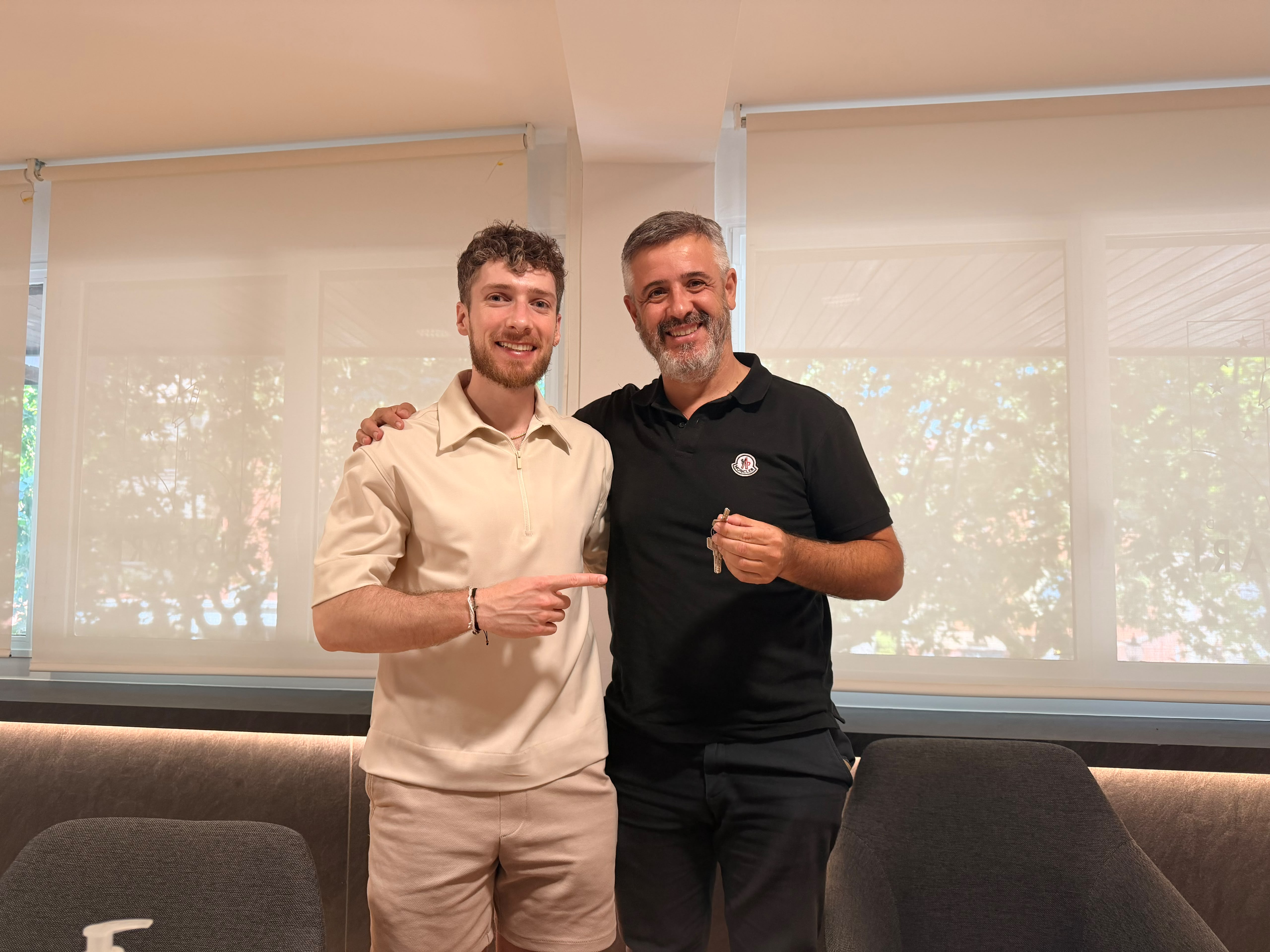 Xavier Carrion con las llaves tras cerrar su operación con Ferran